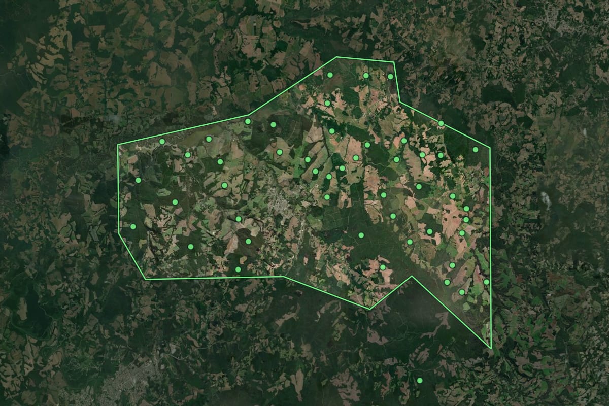 Imagem de satélite de Campo do Tenente (PR), com o contorno do município e a posição dos imóveis desta página.
