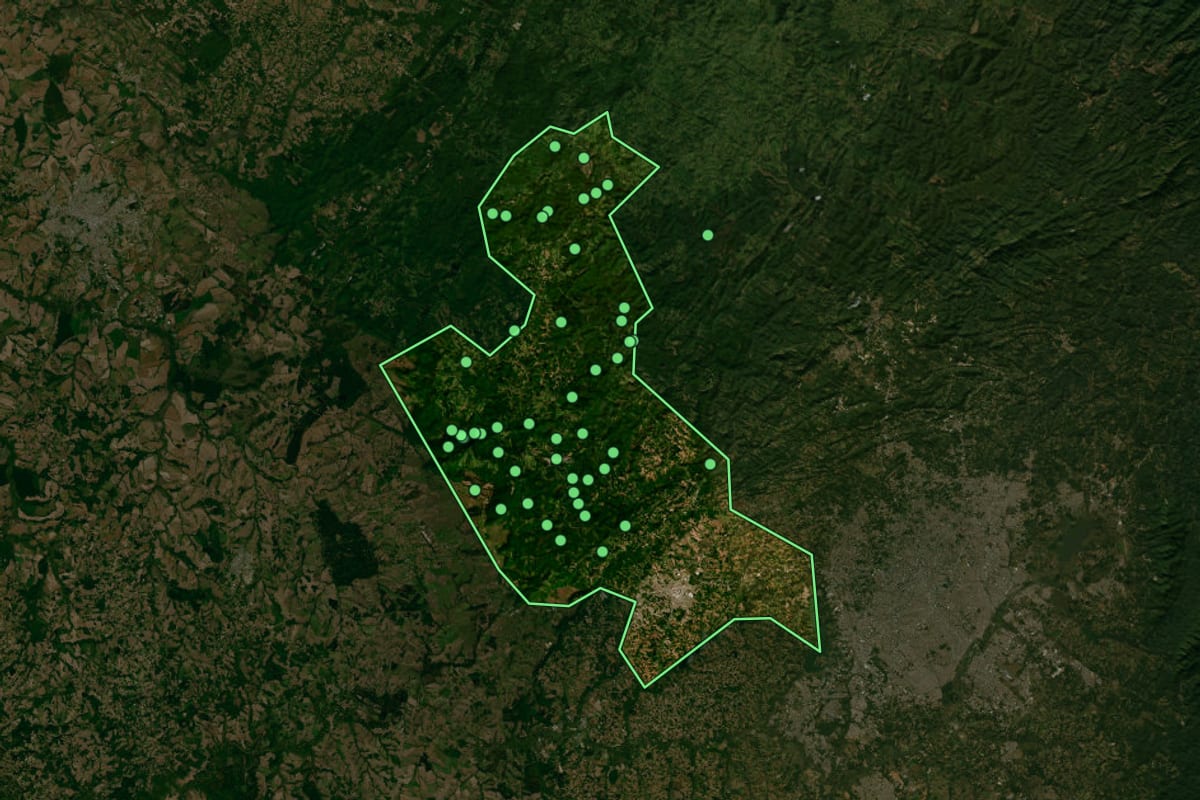 Imagem de satélite de Campo Largo (PR), com o contorno do município e a posição dos imóveis desta página.