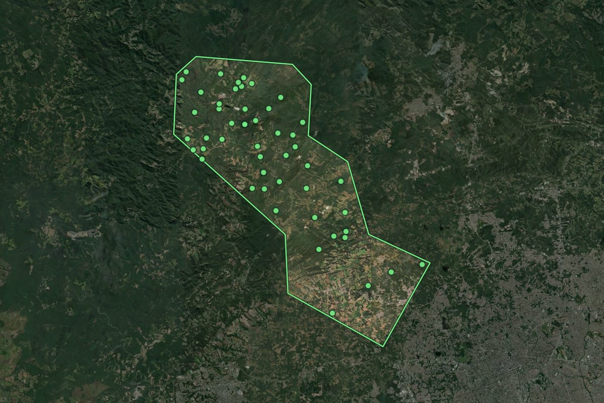 Imagem de satélite de Campo Magro (PR), com o contorno do município e a posição dos imóveis desta página.