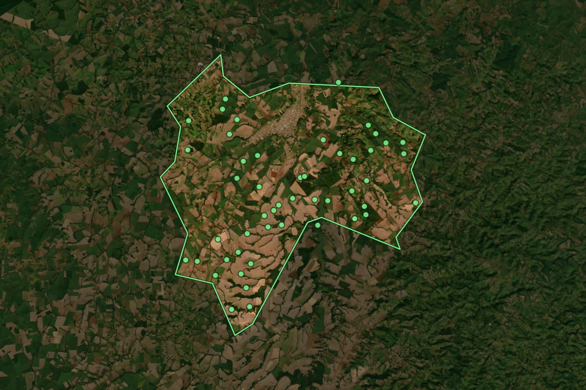 Imagem de satélite de Campo Mourão (PR), com o contorno do município e a posição dos imóveis desta página.