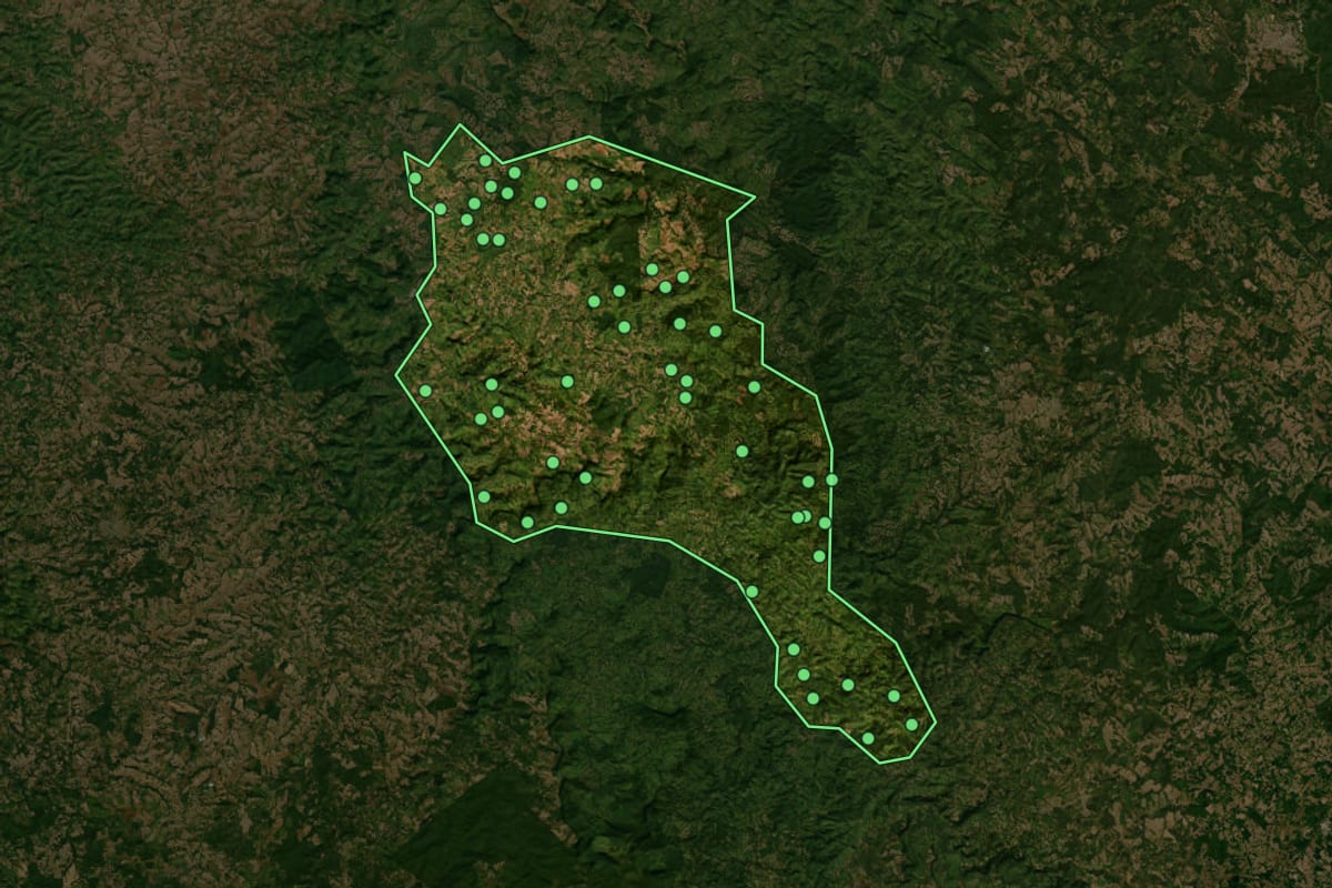 Imagem de satélite de Cândido de Abreu (PR), com o contorno do município e a posição dos imóveis desta página.