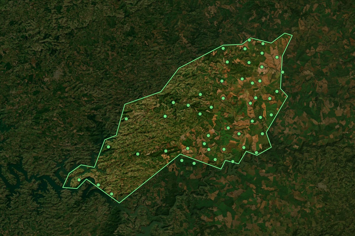 Imagem de satélite de Candói (PR), com o contorno do município e a posição dos imóveis desta página.