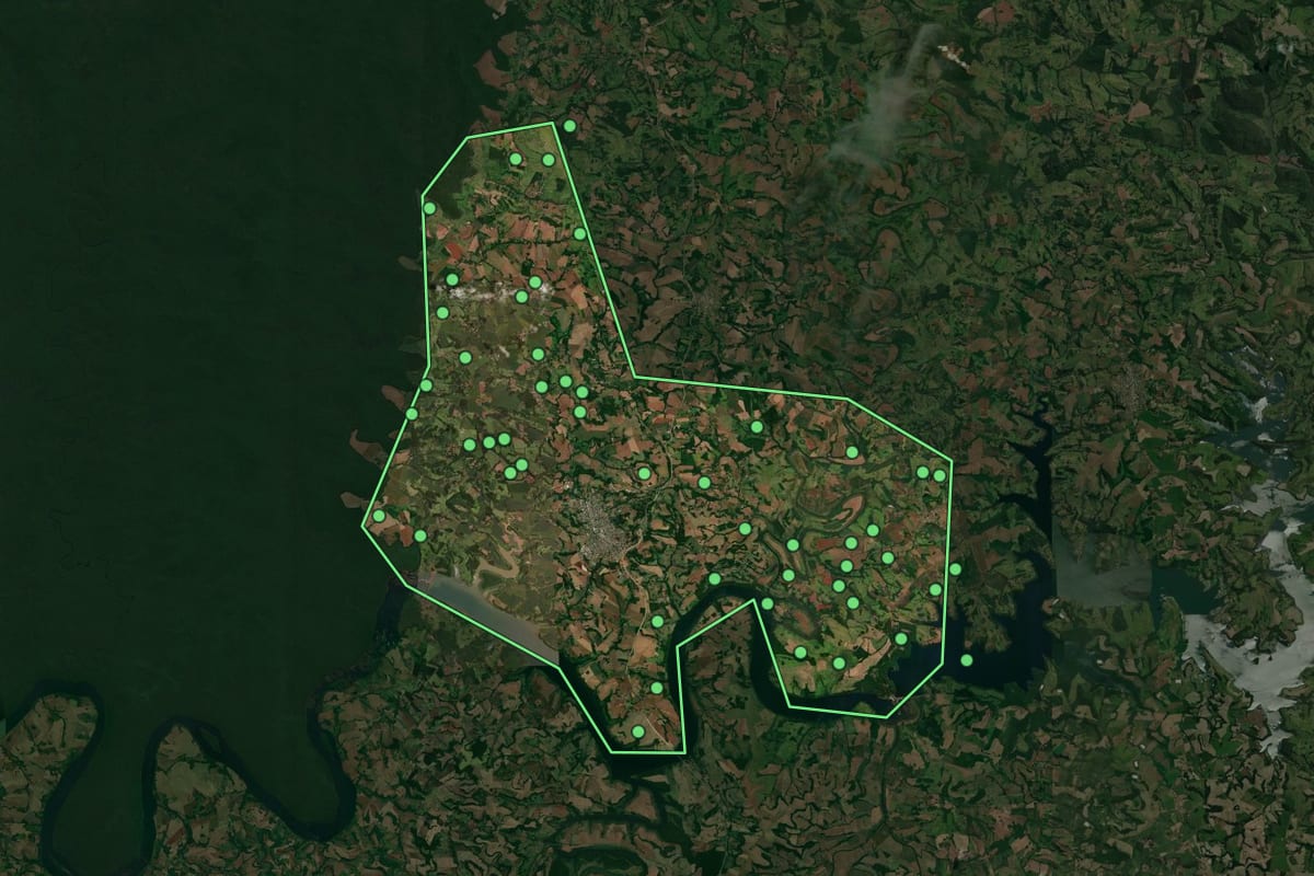 Imagem de satélite de Capitão Leônidas Marques (PR), com o contorno do município e a posição dos imóveis desta página.