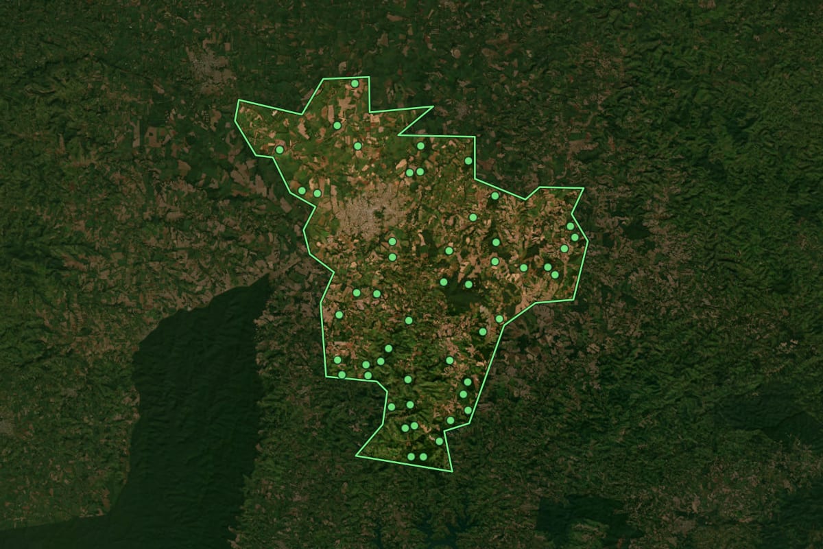 Imagem de satélite de Cascavel (PR), com o contorno do município e a posição dos imóveis desta página.