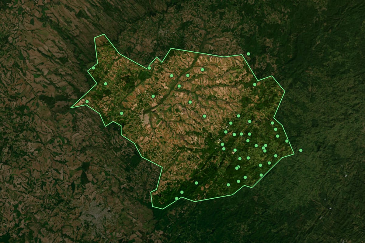 Imagem de satélite de Castro (PR), com o contorno do município e a posição dos imóveis desta página.