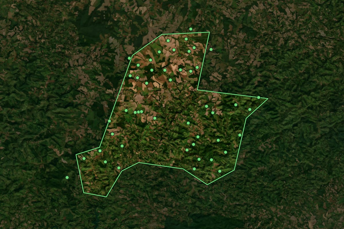 Imagem de satélite de Catanduvas (PR), com o contorno do município e a posição dos imóveis desta página.