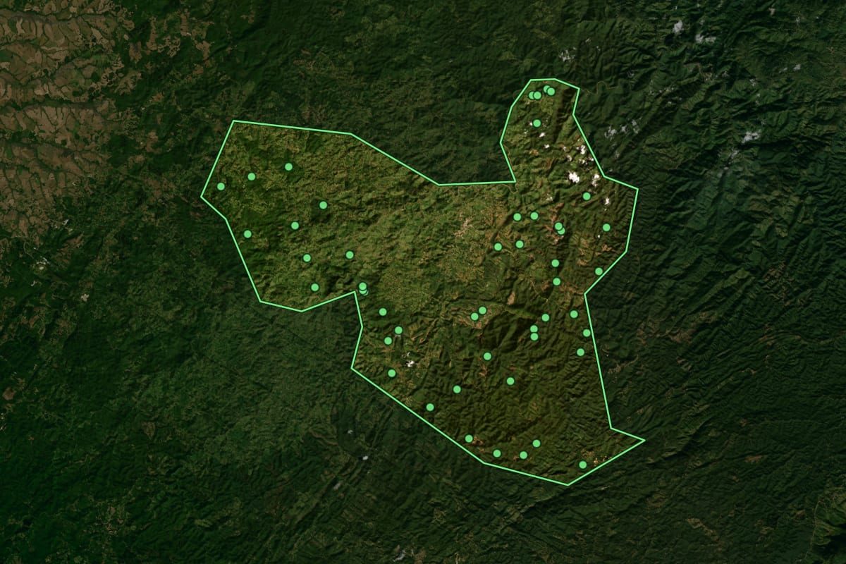 Imagem de satélite de Cerro Azul (PR), com o contorno do município e a posição dos imóveis desta página.