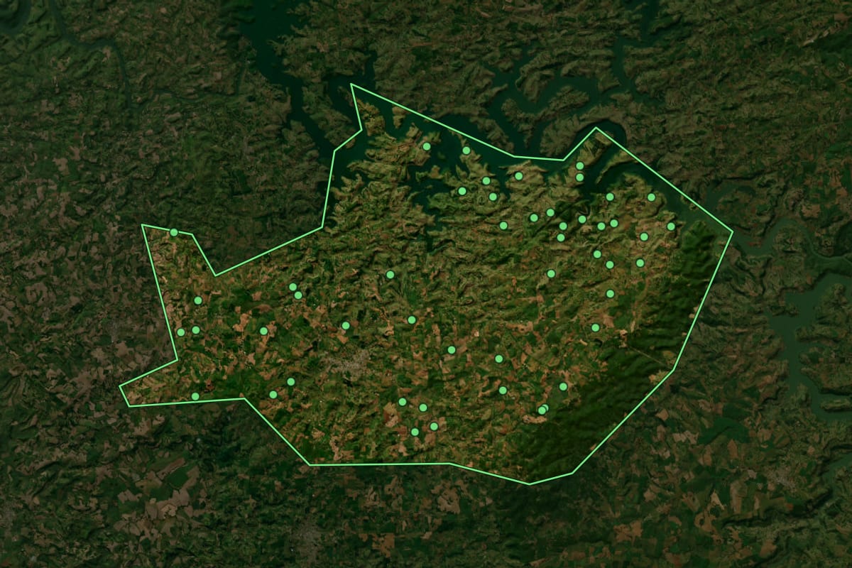 Imagem de satélite de Chopinzinho (PR), com o contorno do município e a posição dos imóveis desta página.