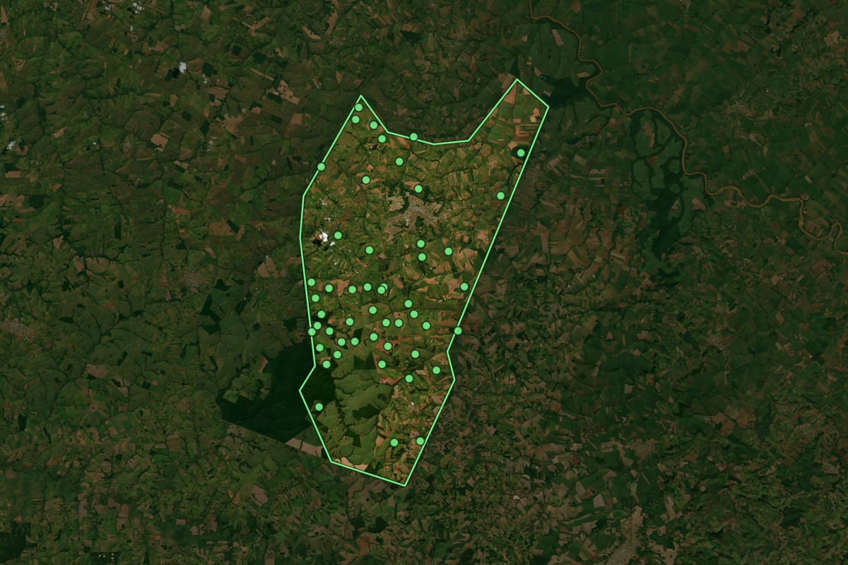 Imagem de satélite de Cianorte (PR), com o contorno do município e a posição dos imóveis desta página.