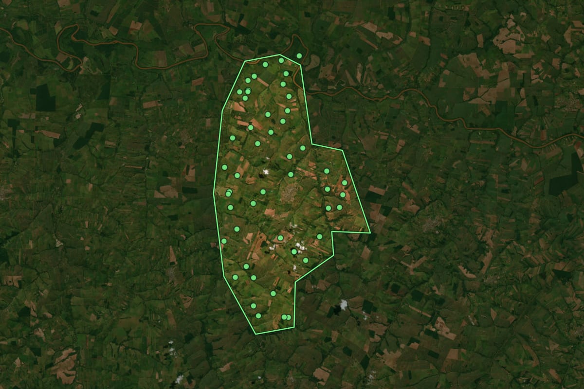 Imagem de satélite de Cidade Gaúcha (PR), com o contorno do município e a posição dos imóveis desta página.