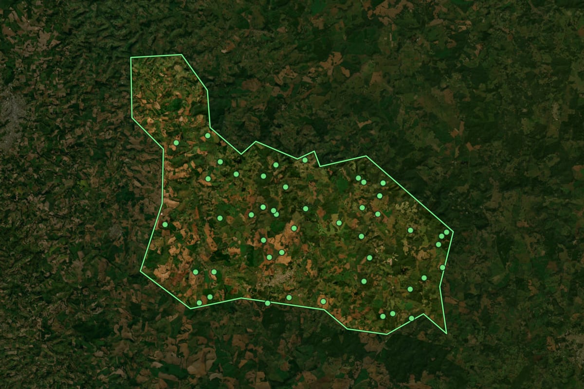 Imagem de satélite de Clevelândia (PR), com o contorno do município e a posição dos imóveis desta página.