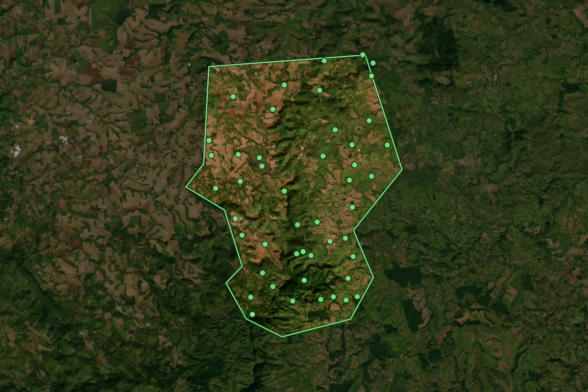 Imagem de satélite de Congonhinhas (PR), com o contorno do município e a posição dos imóveis desta página.
