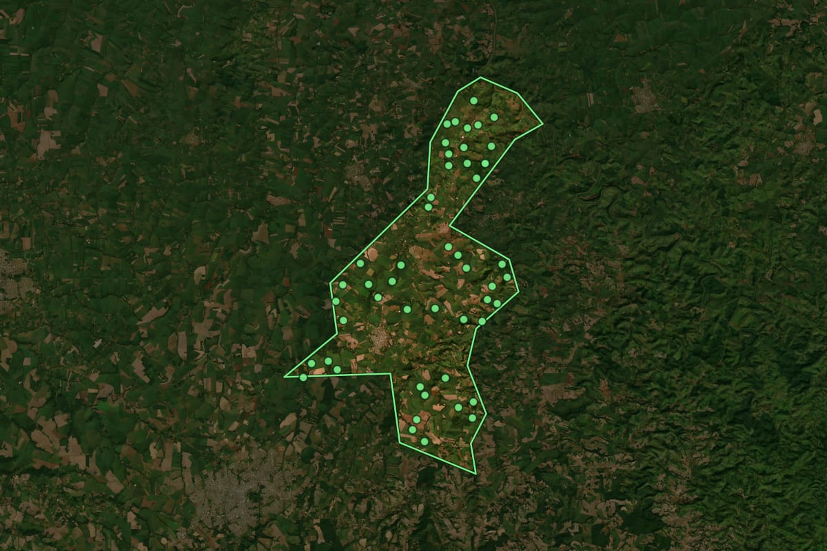 Imagem de satélite de Corbélia (PR), com o contorno do município e a posição dos imóveis desta página.