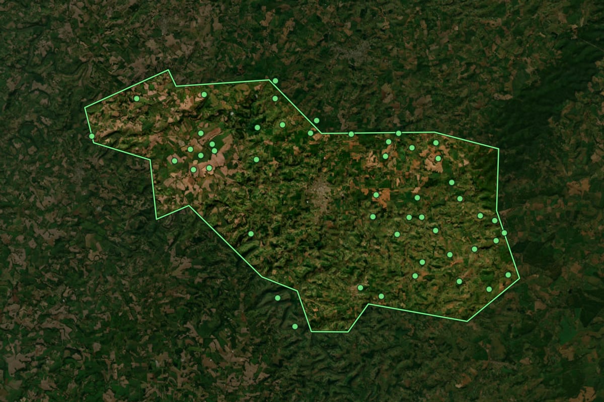 Imagem de satélite de Coronel Vivida (PR), com o contorno do município e a posição dos imóveis desta página.