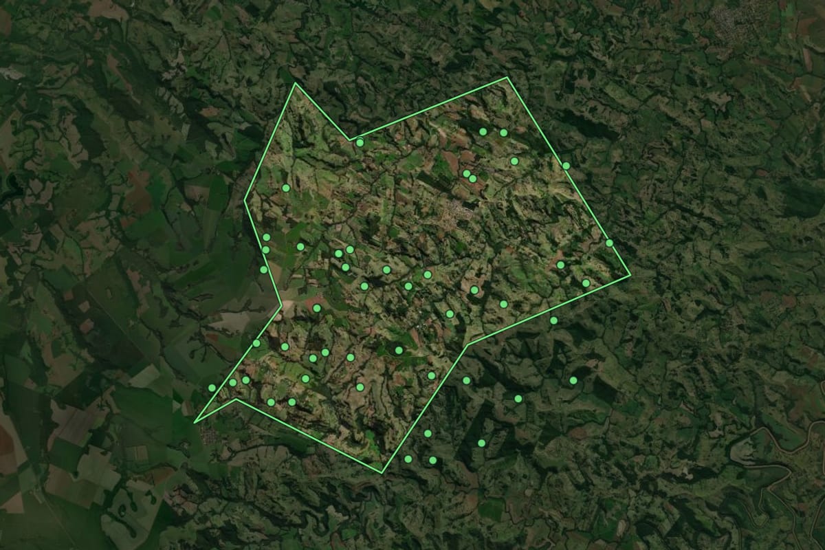 Imagem de satélite de Corumbataí do Sul (PR), com o contorno do município e a posição dos imóveis desta página.