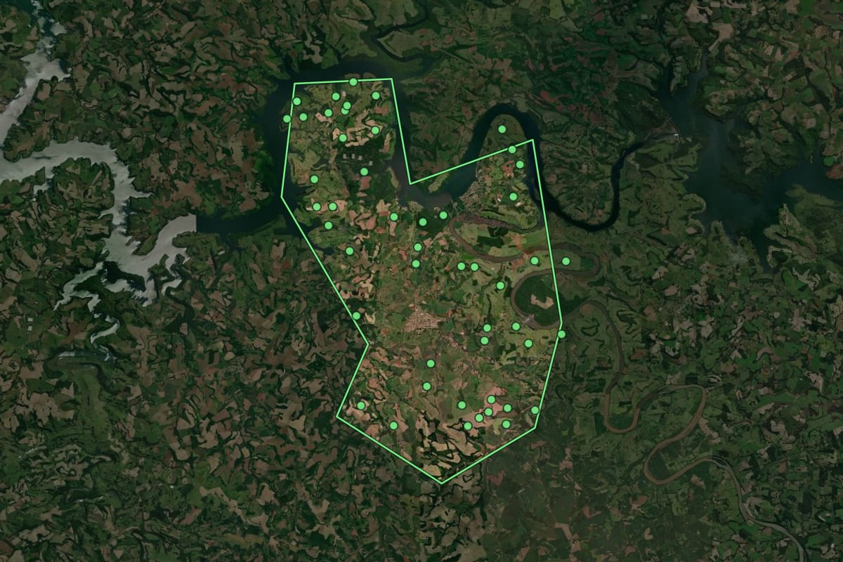 Imagem de satélite de Cruzeiro do Iguaçu (PR), com o contorno do município e a posição dos imóveis desta página.