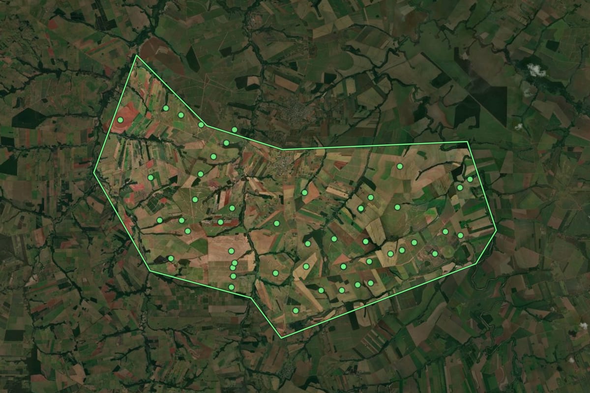 Imagem de satélite de Cruzeiro do Sul (PR), com o contorno do município e a posição dos imóveis desta página.