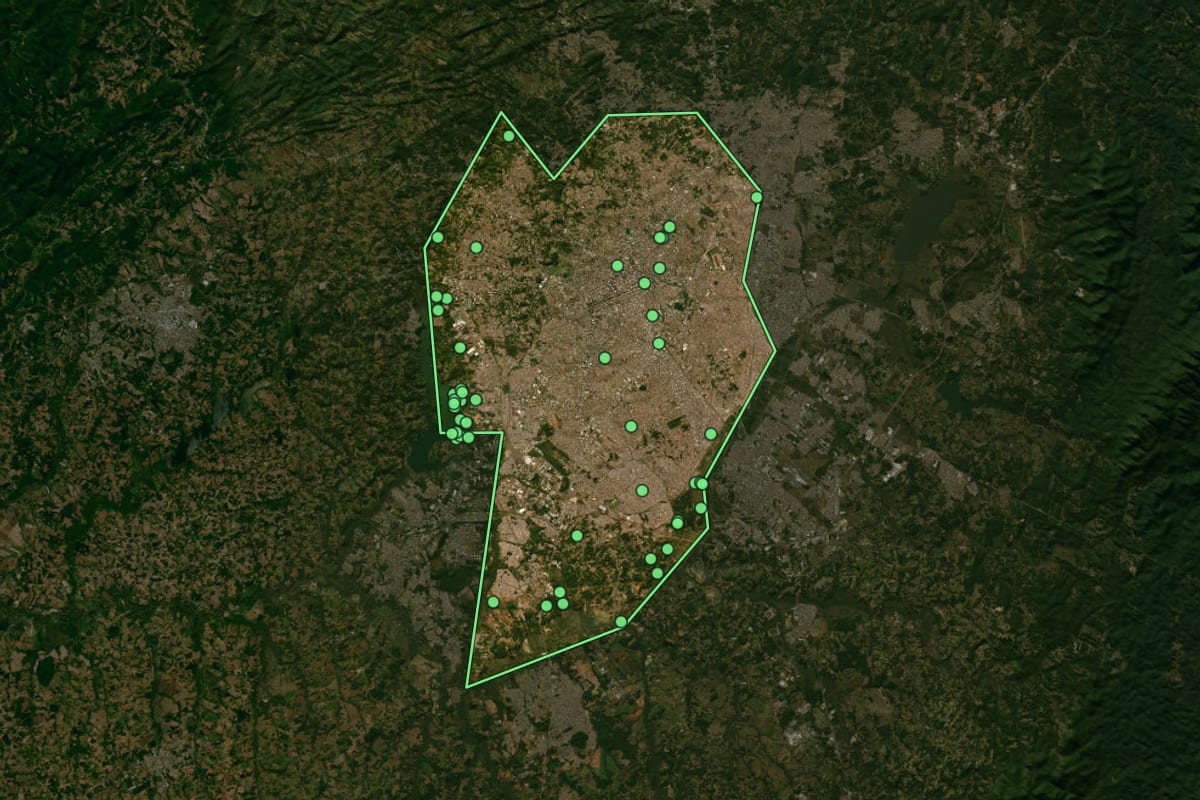 Imagem de satélite de Curitiba (PR), com o contorno do município e a posição dos imóveis desta página.