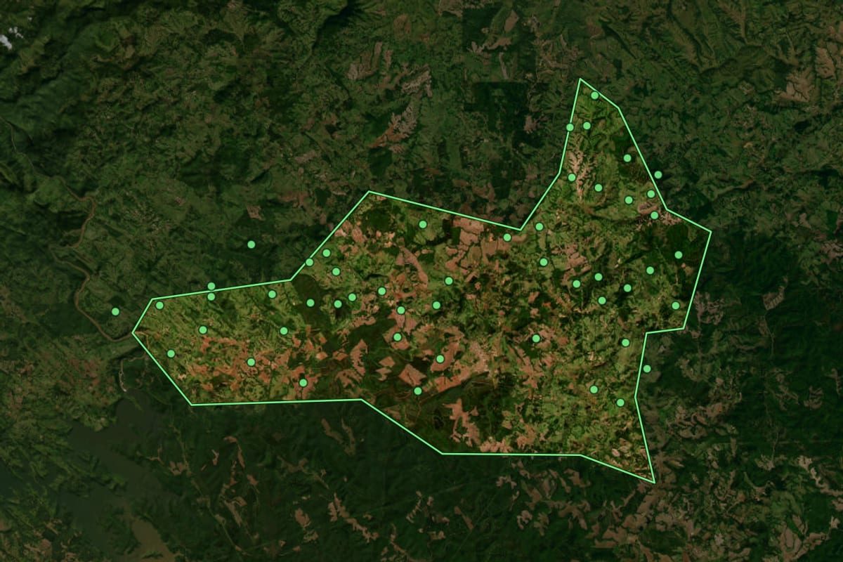 Imagem de satélite de Curiúva (PR), com o contorno do município e a posição dos imóveis desta página.