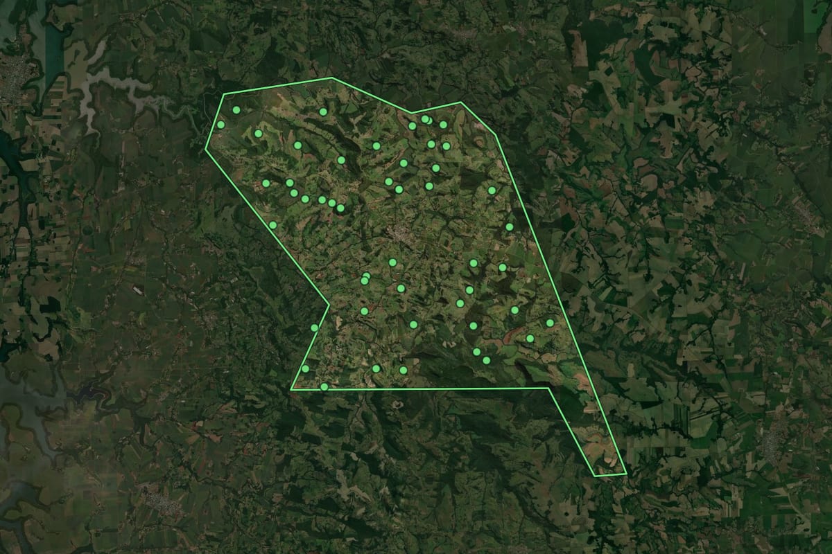 Imagem de satélite de Diamante D'Oeste (PR), com o contorno do município e a posição dos imóveis desta página.