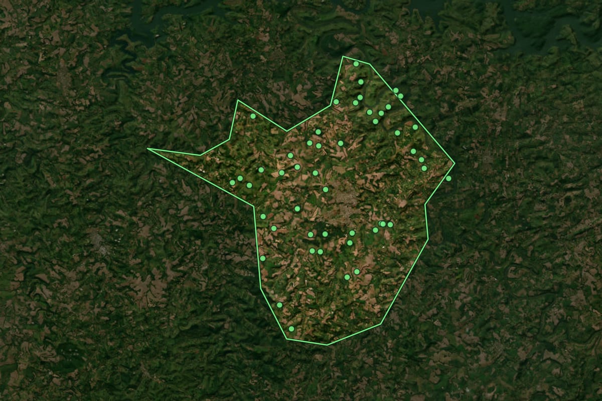 Imagem de satélite de Dois Vizinhos (PR), com o contorno do município e a posição dos imóveis desta página.