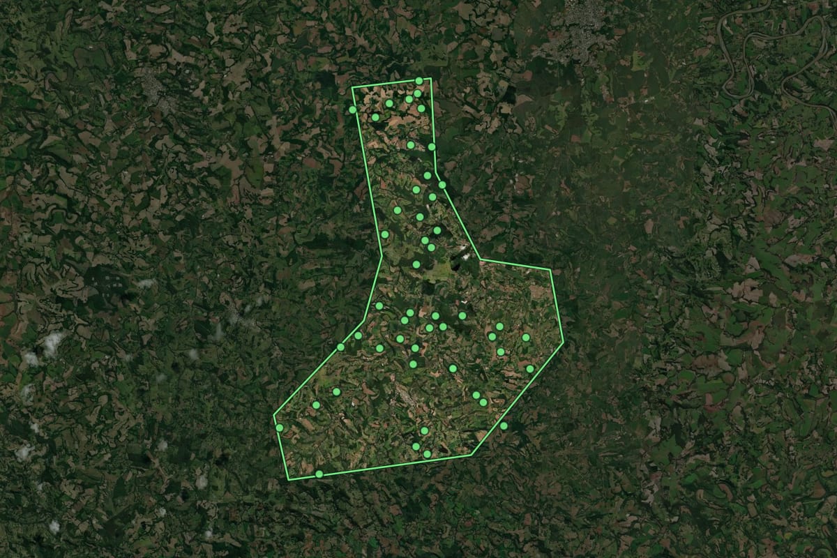 Imagem de satélite de Enéas Marques (PR), com o contorno do município e a posição dos imóveis desta página.