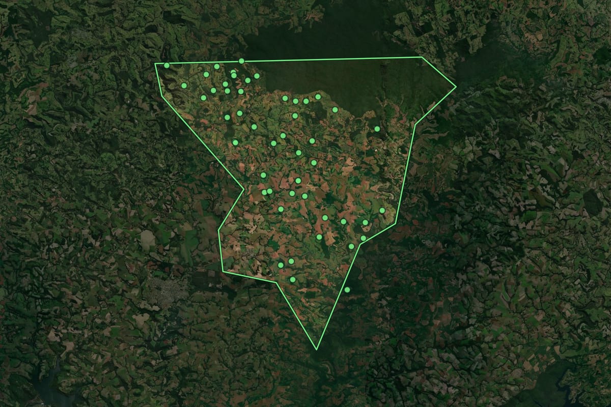 Imagem de satélite de Espigão Alto do Iguaçu (PR), com o contorno do município e a posição dos imóveis desta página.