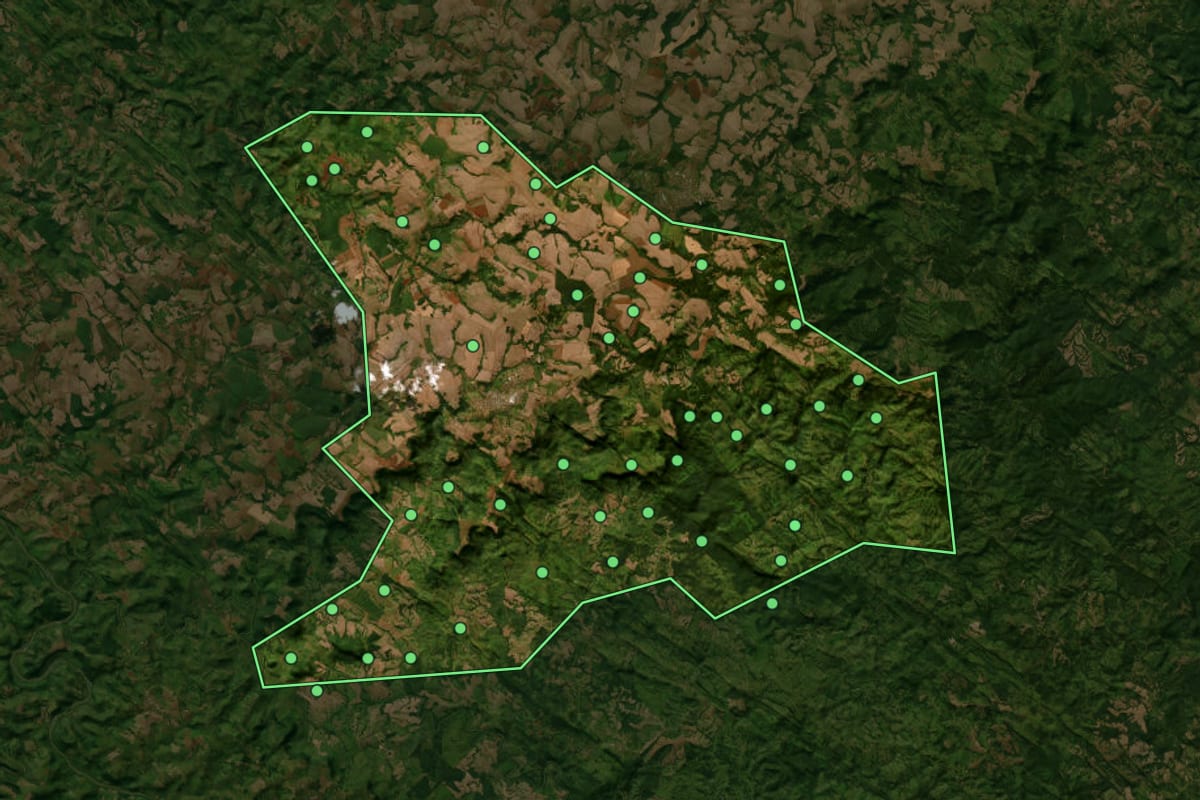 Imagem de satélite de Faxinal (PR), com o contorno do município e a posição dos imóveis desta página.