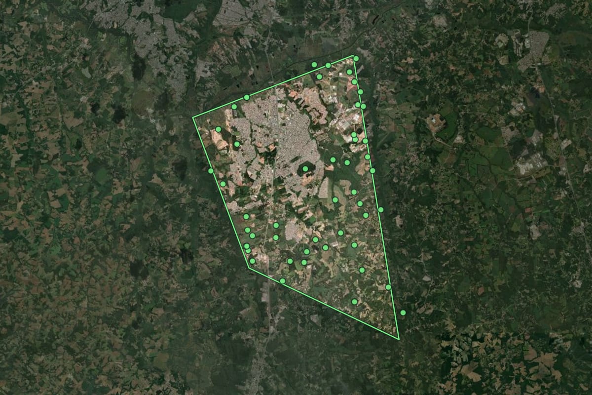 Imagem de satélite de Fazenda Rio Grande (PR), com o contorno do município e a posição dos imóveis desta página.