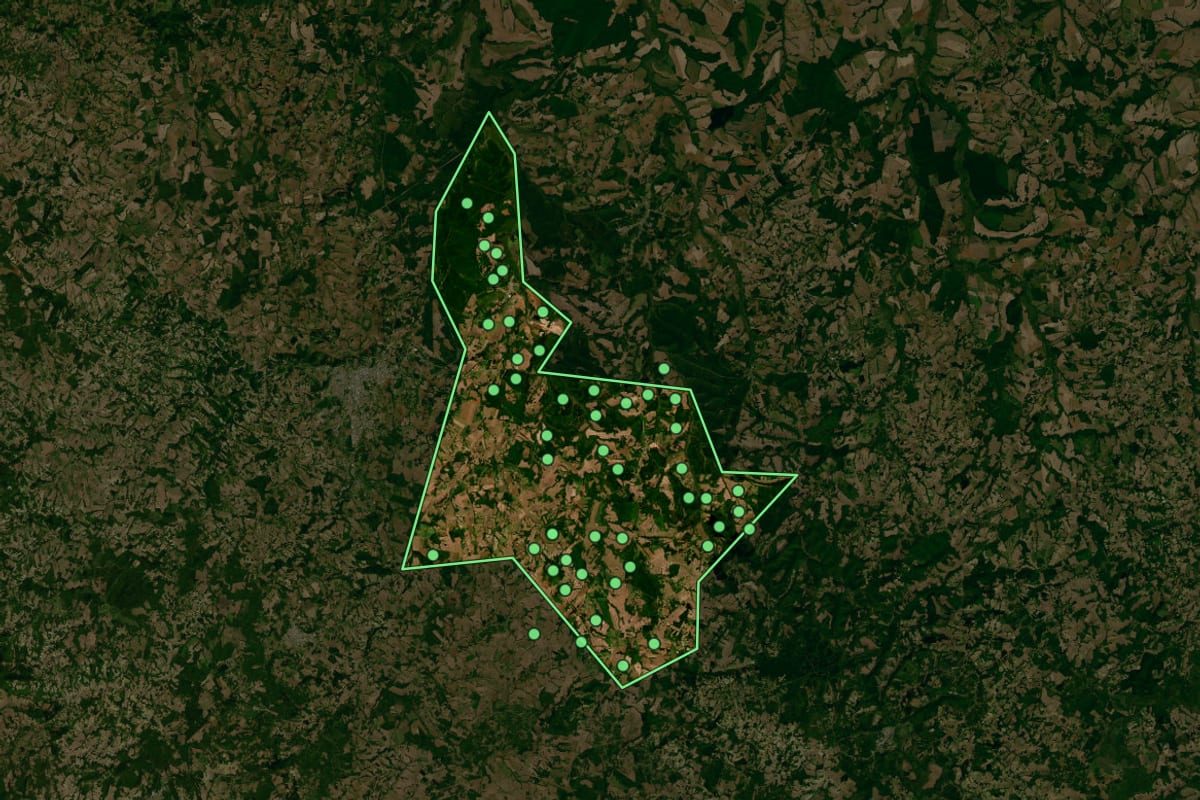 Imagem de satélite de Fernandes Pinheiro (PR), com o contorno do município e a posição dos imóveis desta página.