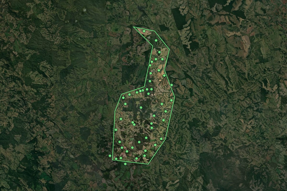 Imagem de satélite de Figueira (PR), com o contorno do município e a posição dos imóveis desta página.