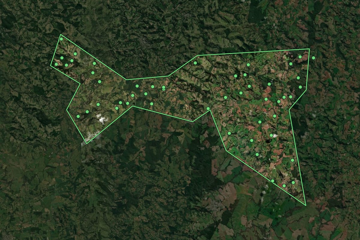 Imagem de satélite de Flor da Serra do Sul (PR), com o contorno do município e a posição dos imóveis desta página.