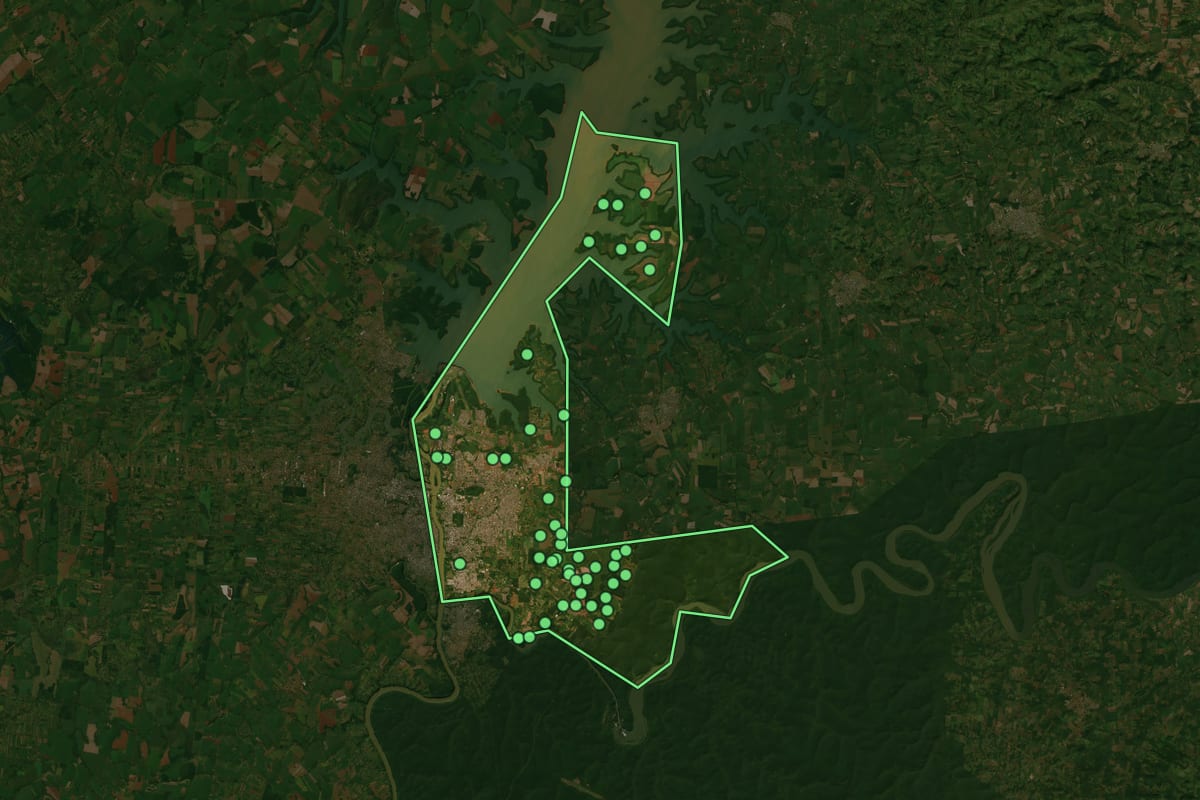 Imagem de satélite de Foz do Iguaçu (PR), com o contorno do município e a posição dos imóveis desta página.