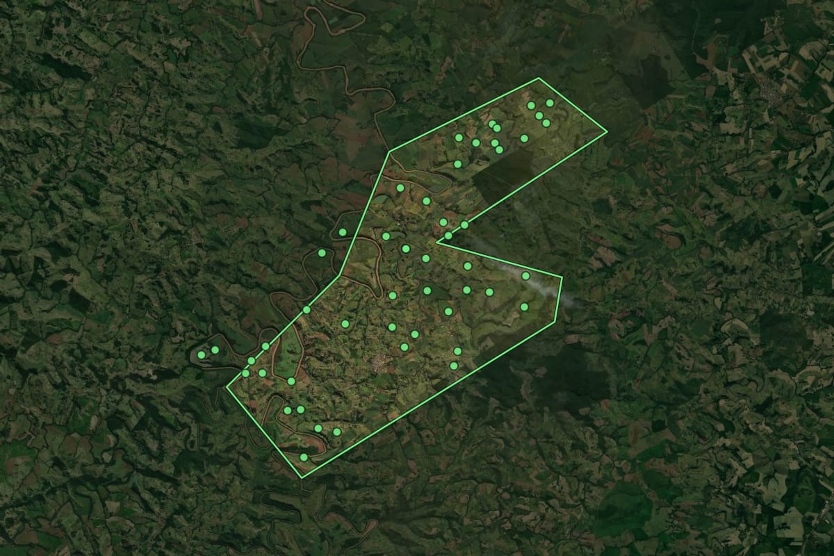 Imagem de satélite de Godoy Moreira (PR), com o contorno do município e a posição dos imóveis desta página.