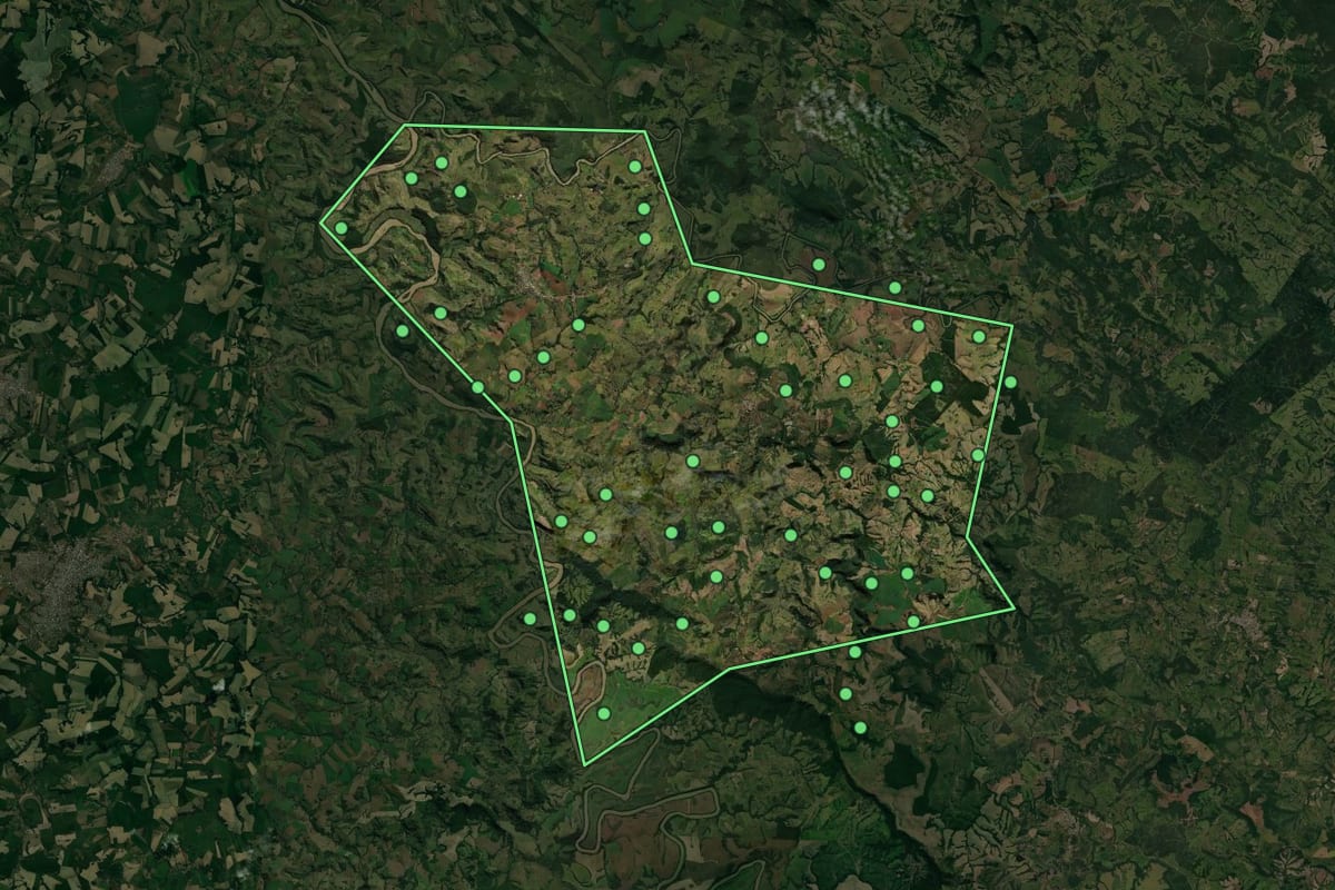 Imagem de satélite de Grandes Rios (PR), com o contorno do município e a posição dos imóveis desta página.