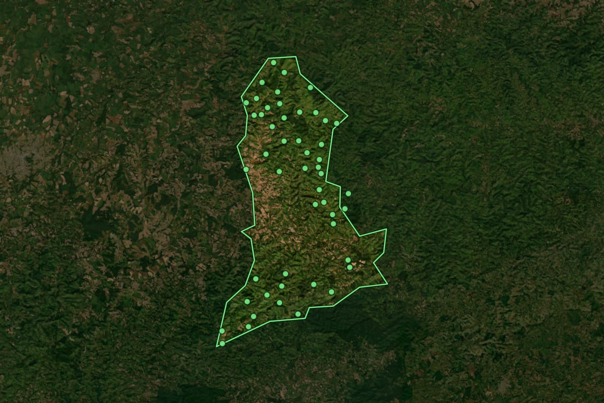 Imagem de satélite de Guaraniaçu (PR), com o contorno do município e a posição dos imóveis desta página.