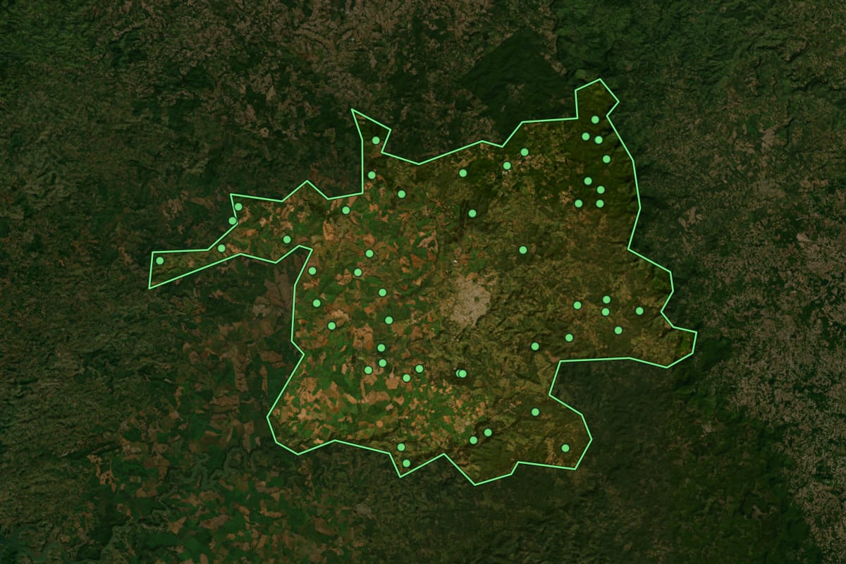 Imagem de satélite de Guarapuava (PR), com o contorno do município e a posição dos imóveis desta página.