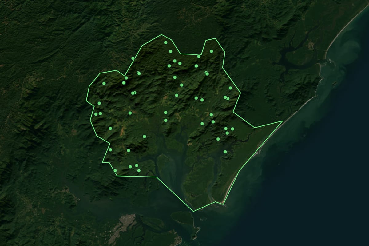 Imagem de satélite de Guaraqueçaba (PR), com o contorno do município e a posição dos imóveis desta página.
