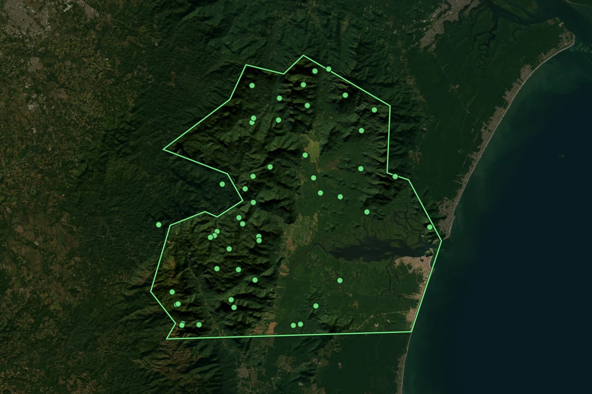 Imagem de satélite de Guaratuba (PR), com o contorno do município e a posição dos imóveis desta página.