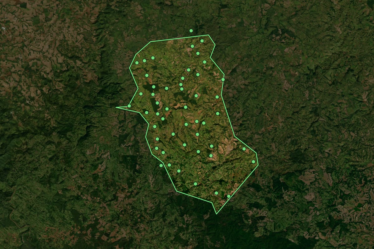 Imagem de satélite de Ibaiti (PR), com o contorno do município e a posição dos imóveis desta página.