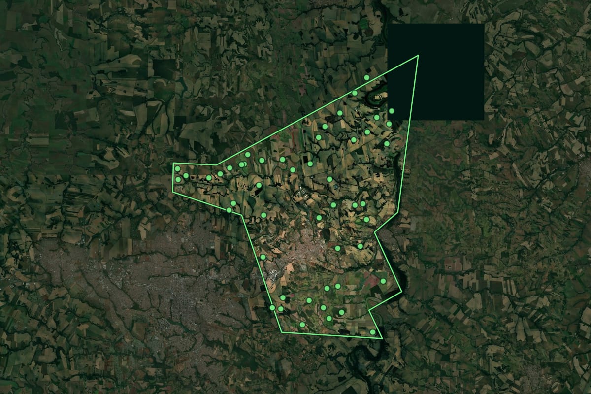 Imagem de satélite de Ibiporã (PR), com o contorno do município e a posição dos imóveis desta página.
