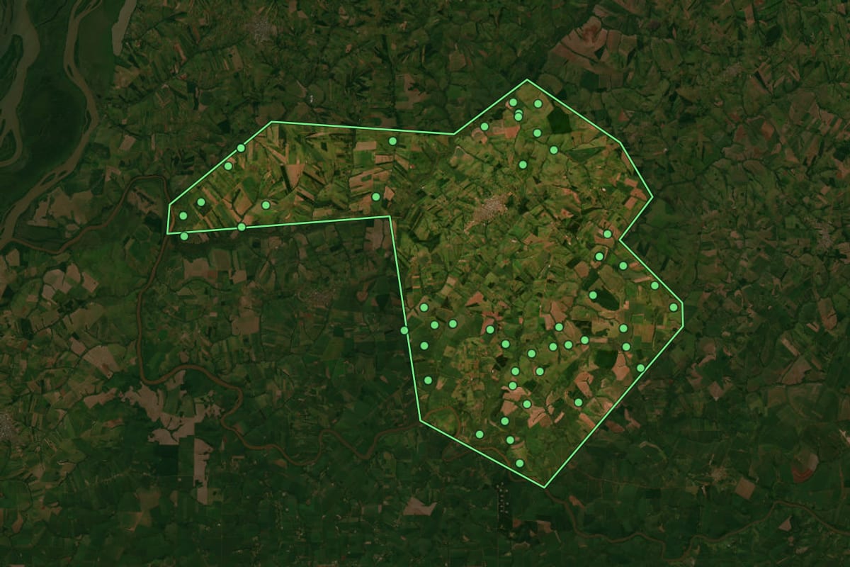Imagem de satélite de Iporã (PR), com o contorno do município e a posição dos imóveis desta página.