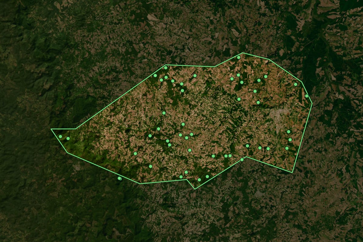 Imagem de satélite de Irati (PR), com o contorno do município e a posição dos imóveis desta página.