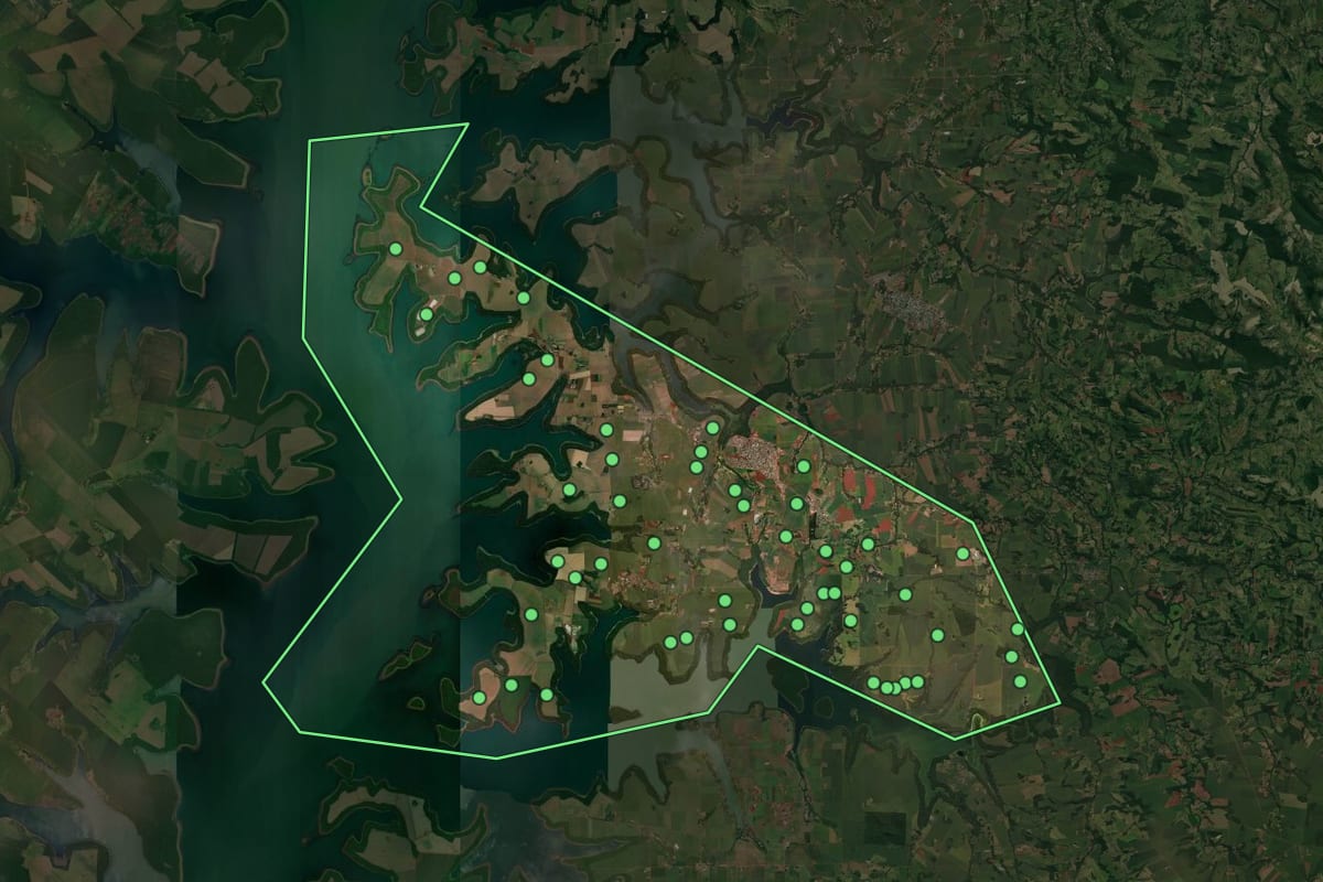 Imagem de satélite de Itaipulândia (PR), com o contorno do município e a posição dos imóveis desta página.