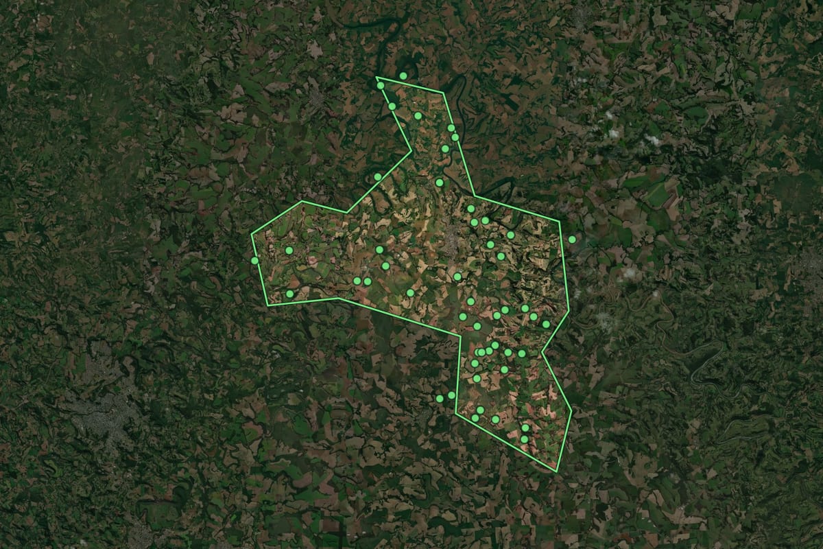 Imagem de satélite de Itapejara d'Oeste (PR), com o contorno do município e a posição dos imóveis desta página.