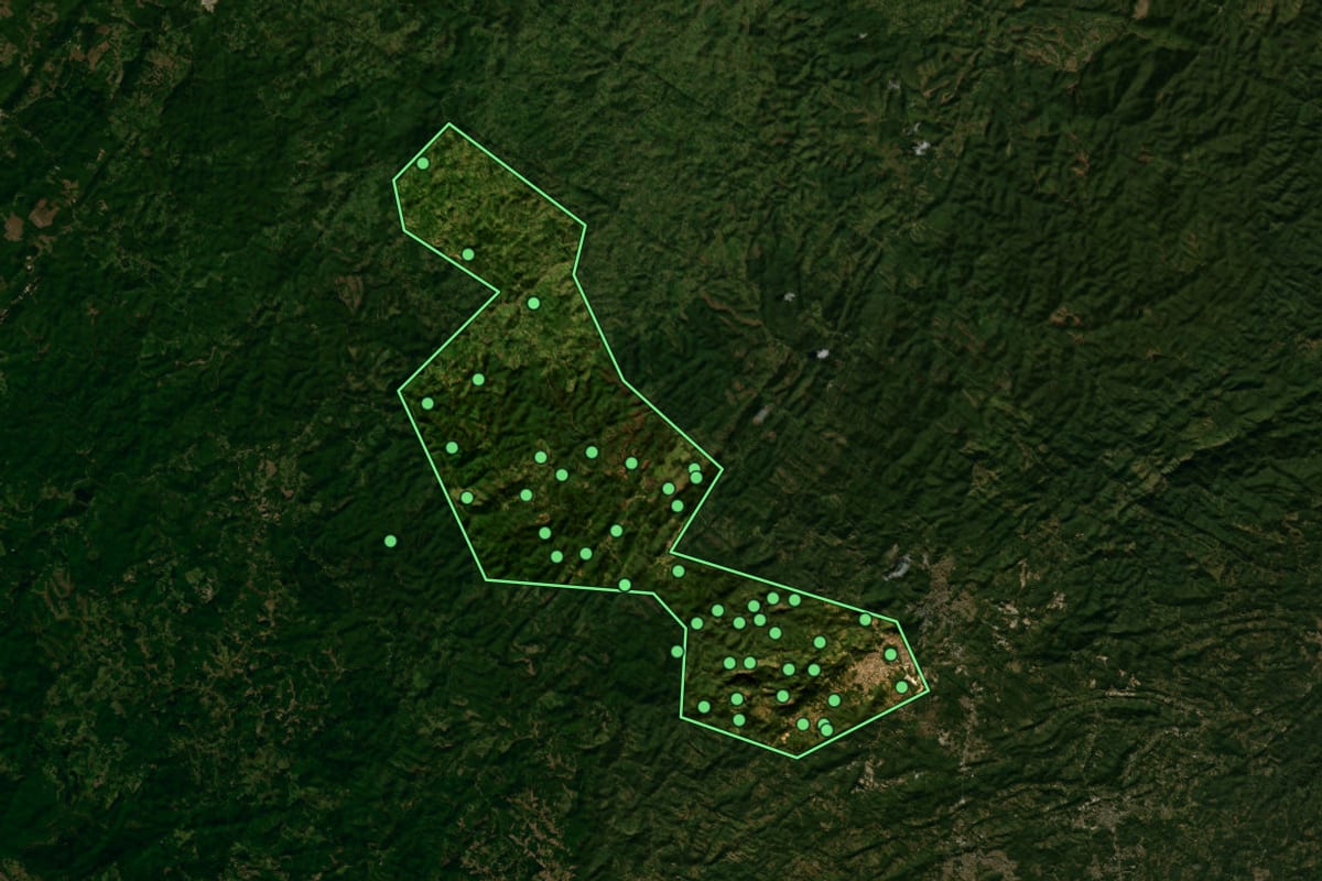 Imagem de satélite de Itaperuçu (PR), com o contorno do município e a posição dos imóveis desta página.