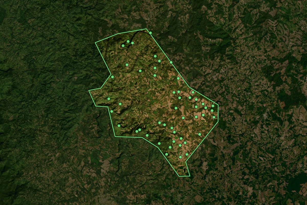 Imagem de satélite de Ivaí (PR), com o contorno do município e a posição dos imóveis desta página.