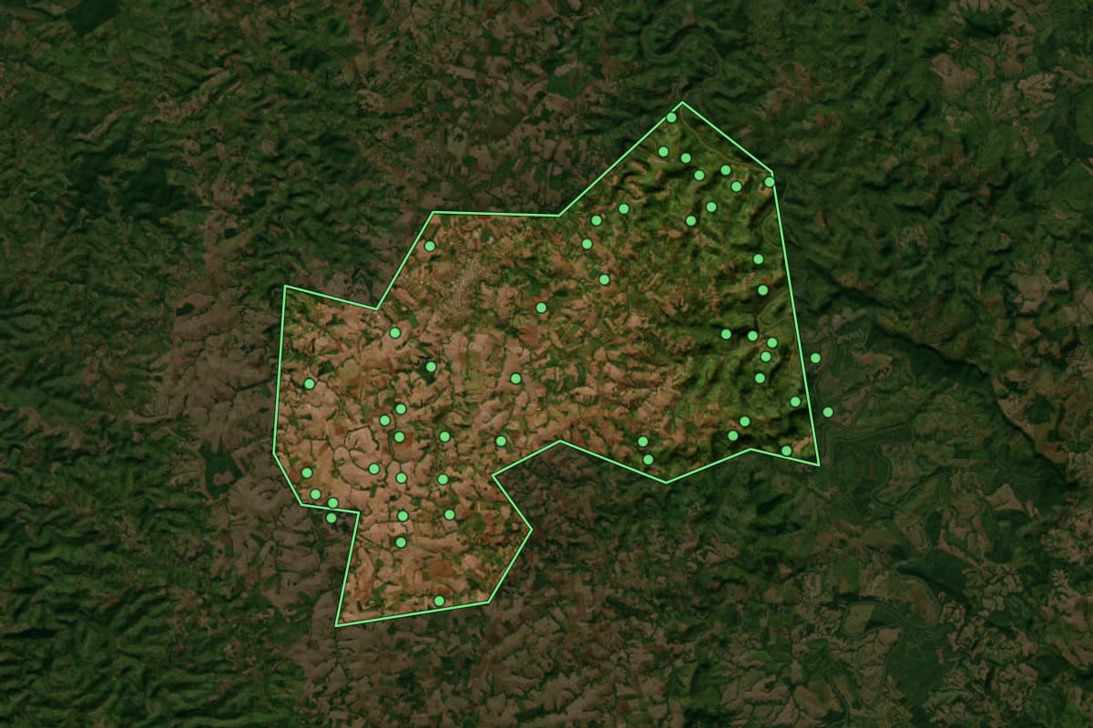 Imagem de satélite de Ivaiporã (PR), com o contorno do município e a posição dos imóveis desta página.