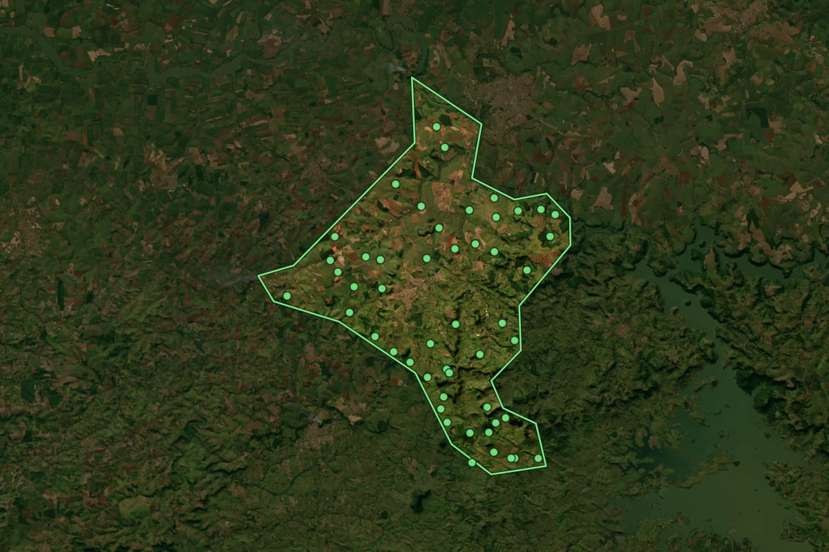 Imagem de satélite de Jacarezinho (PR), com o contorno do município e a posição dos imóveis desta página.