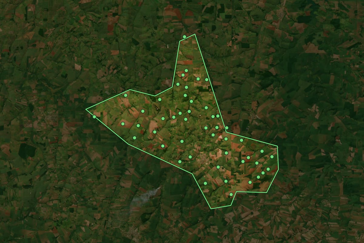 Imagem de satélite de Jaguapitã (PR), com o contorno do município e a posição dos imóveis desta página.